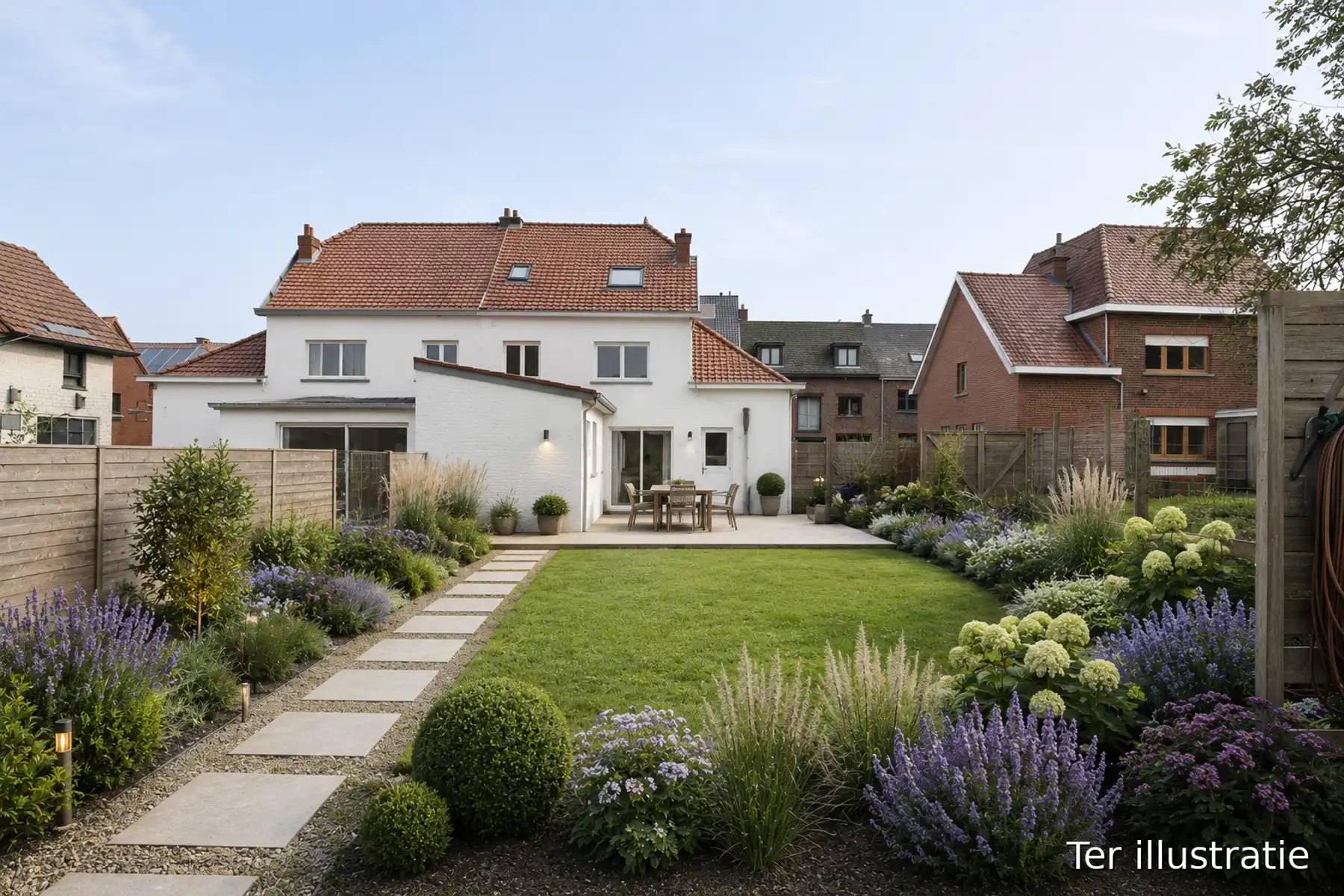 Instapklare woning met 5 slaapk., 3 badkamers en tuin foto {{pictureIndex}}