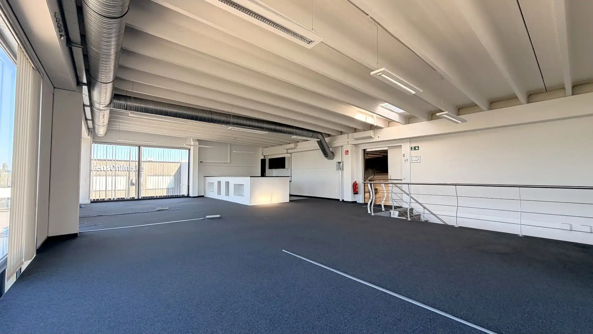 Magazijn met laadkade en kantoren te huur aan E17 in Kruibeke foto 10