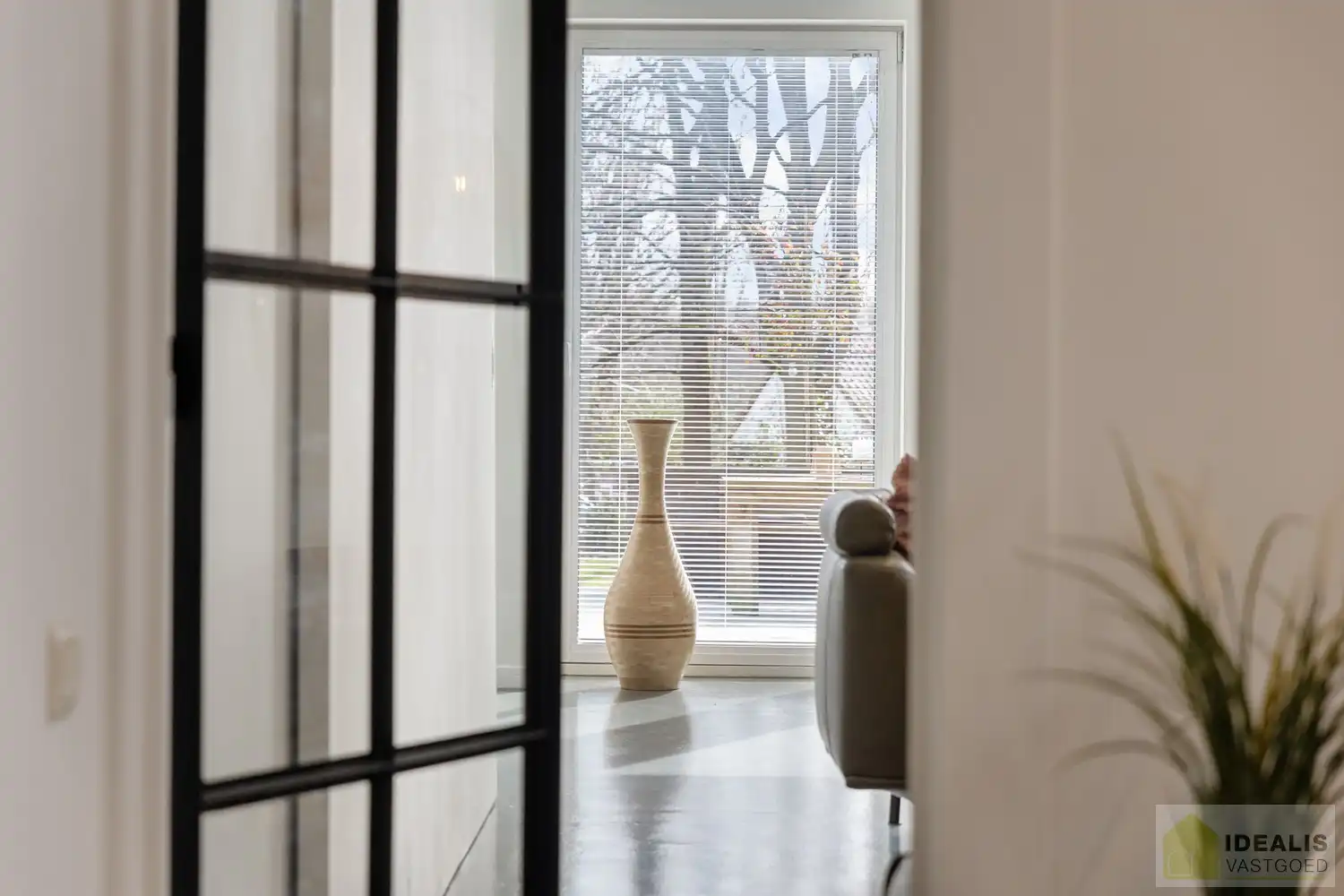 STATIG, STRAK EN UITERST RUIM COMPLEX MET HOOGSTAANDE AFWERKING EN OOG VOOR DETAIL. MOMENTEEL VOORZIEN VAN 3 SLAAPKAMERS, RIANTE LEEFRUIMTES ÉN UNIEKE LANDSCAPE KANTOORRUIMTES OP RESIDENTIËLE DOCH GUNSTIGE LOCATIE!! Dit exclusieve complex omvat maar liefst +-400m² netto bewoonbare oppervlakte! Kenmerkend aan dit statige pand is de unieke voorgevel die bezet is met keramische kunst van Pieter Stockmans. Gelegen op een residentiële locatie in een rustige woonstraat doch op enkele minuten van het centrum van Genk! foto 25