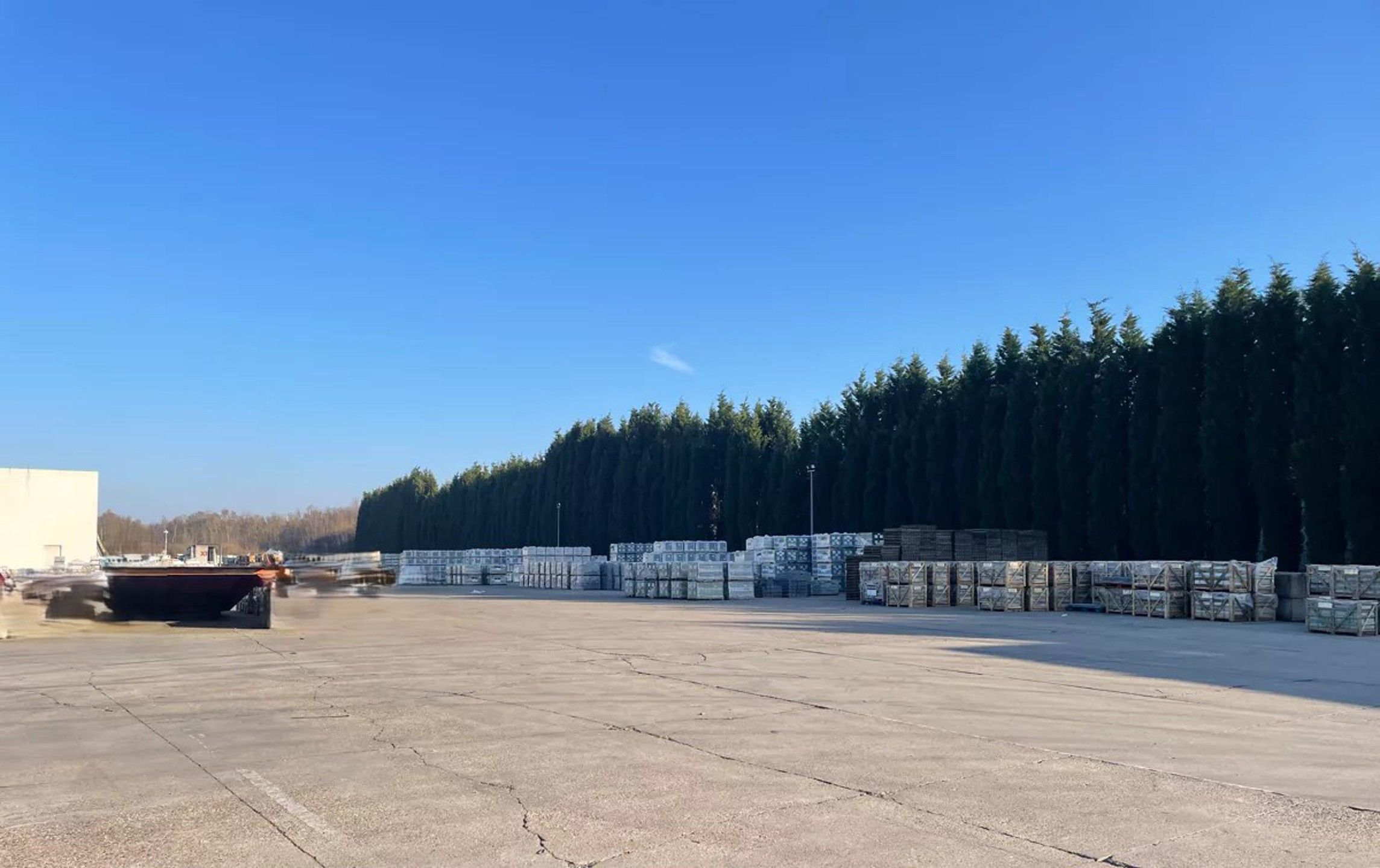 Verhard terrein van 58.000 m² voor opslag foto {{pictureIndex}}