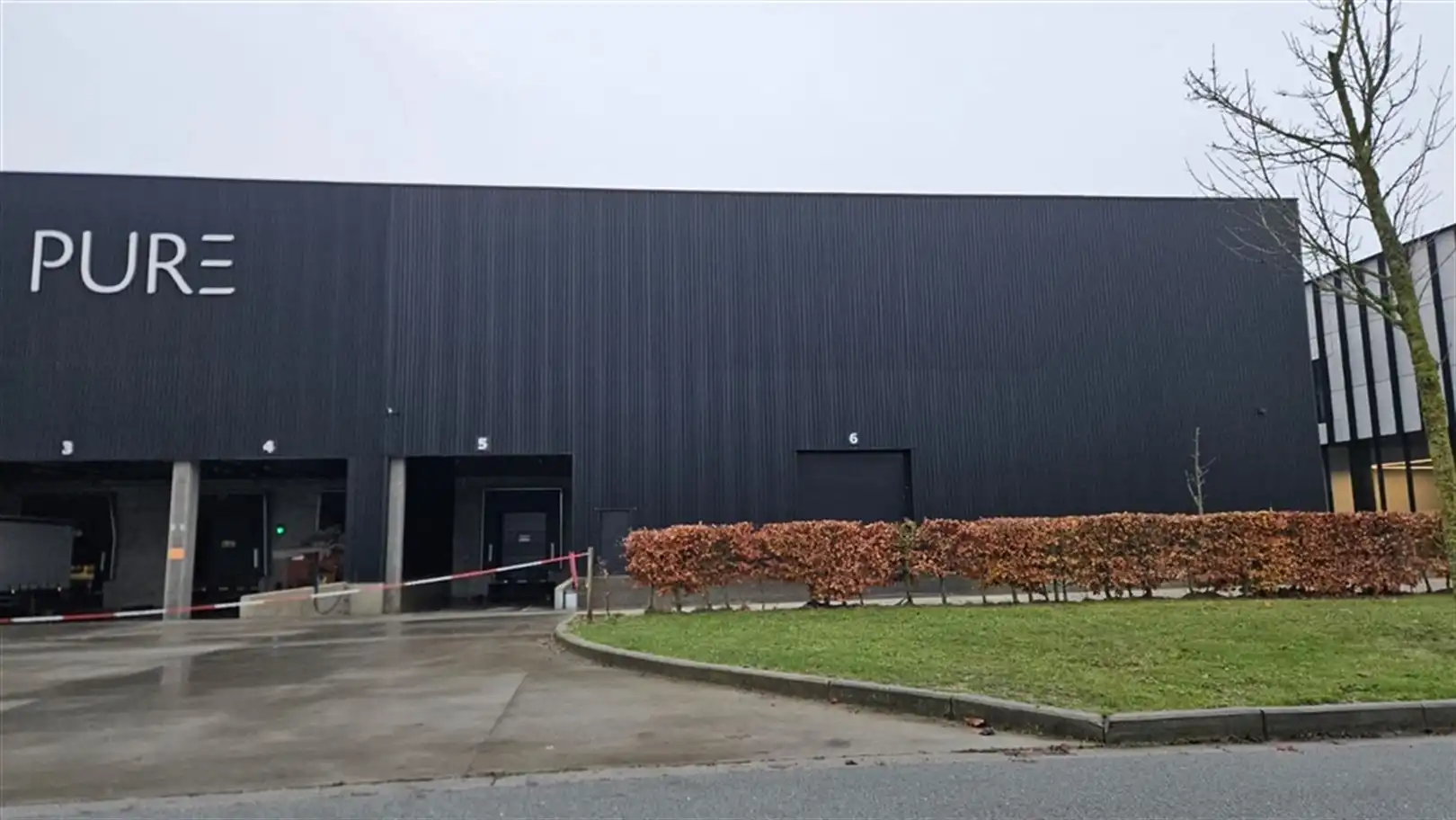 Magazijn met laad- en loskades vlakbij de E17 foto 2