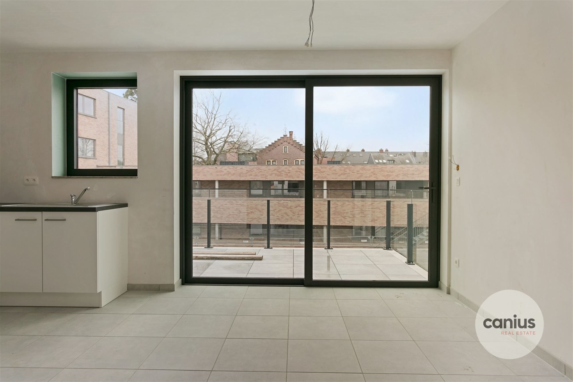 RECENT APP. MET 1 SLK, TERRAS EN AUTOSTAANPLAATS foto 3