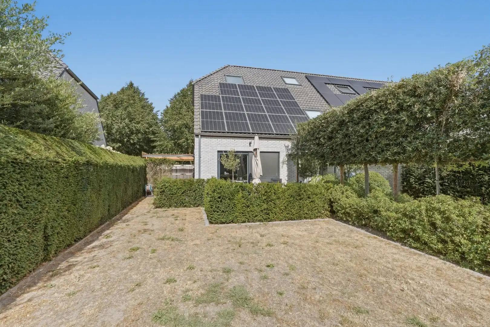 Moderne halfopen bebouwing met zonnige tuin en hoogwaardige afwerking foto 9