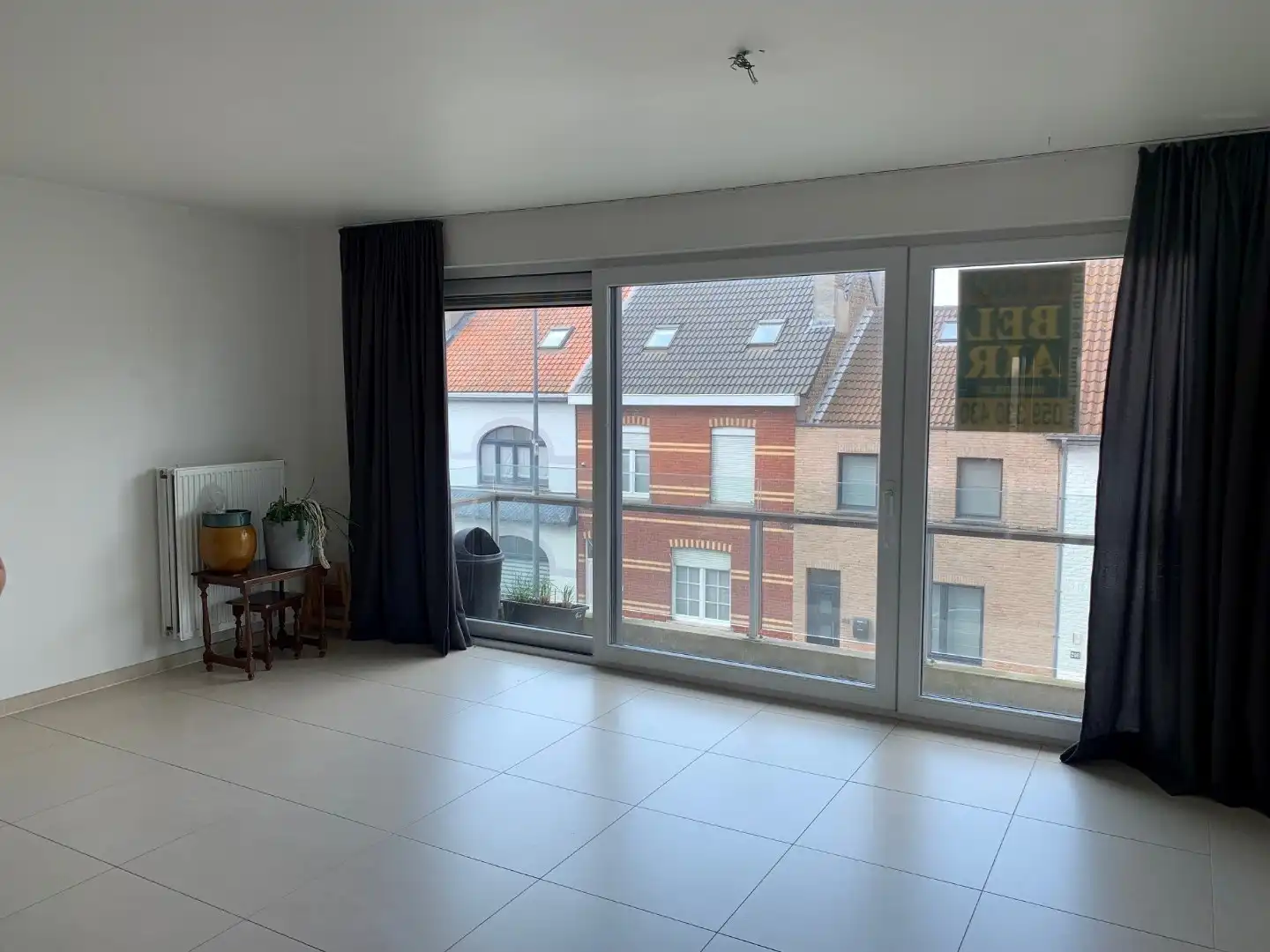 Ongemeubeld tweeslaapkamer-appartement in moderne residentie in Mariakerke foto 2