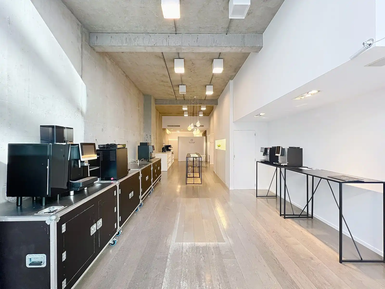 Winkelpand TE HUUR met industriële uitstraling in de Delaerestraat tussen stijlvolle handelszaken. foto 3