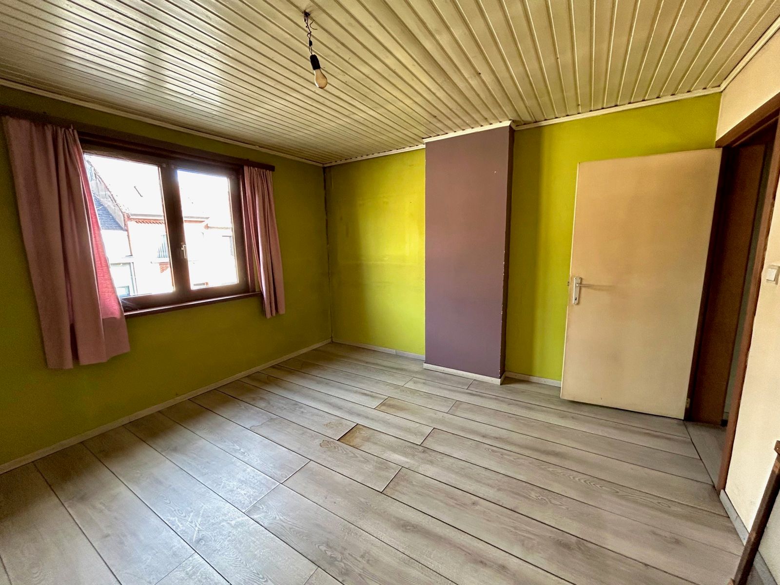 Te renoveren gezinswoning met garage en tuin foto 17