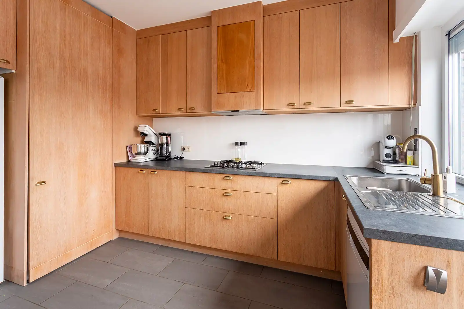 Prachtig gerenoveerd appartement met 3 ruime slaapkamers en terras foto 4