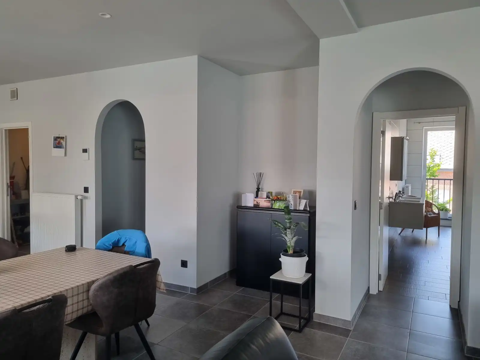 Ruim app met 2 slaapkamers, terras en 2 autostaanplaatsen foto 6
