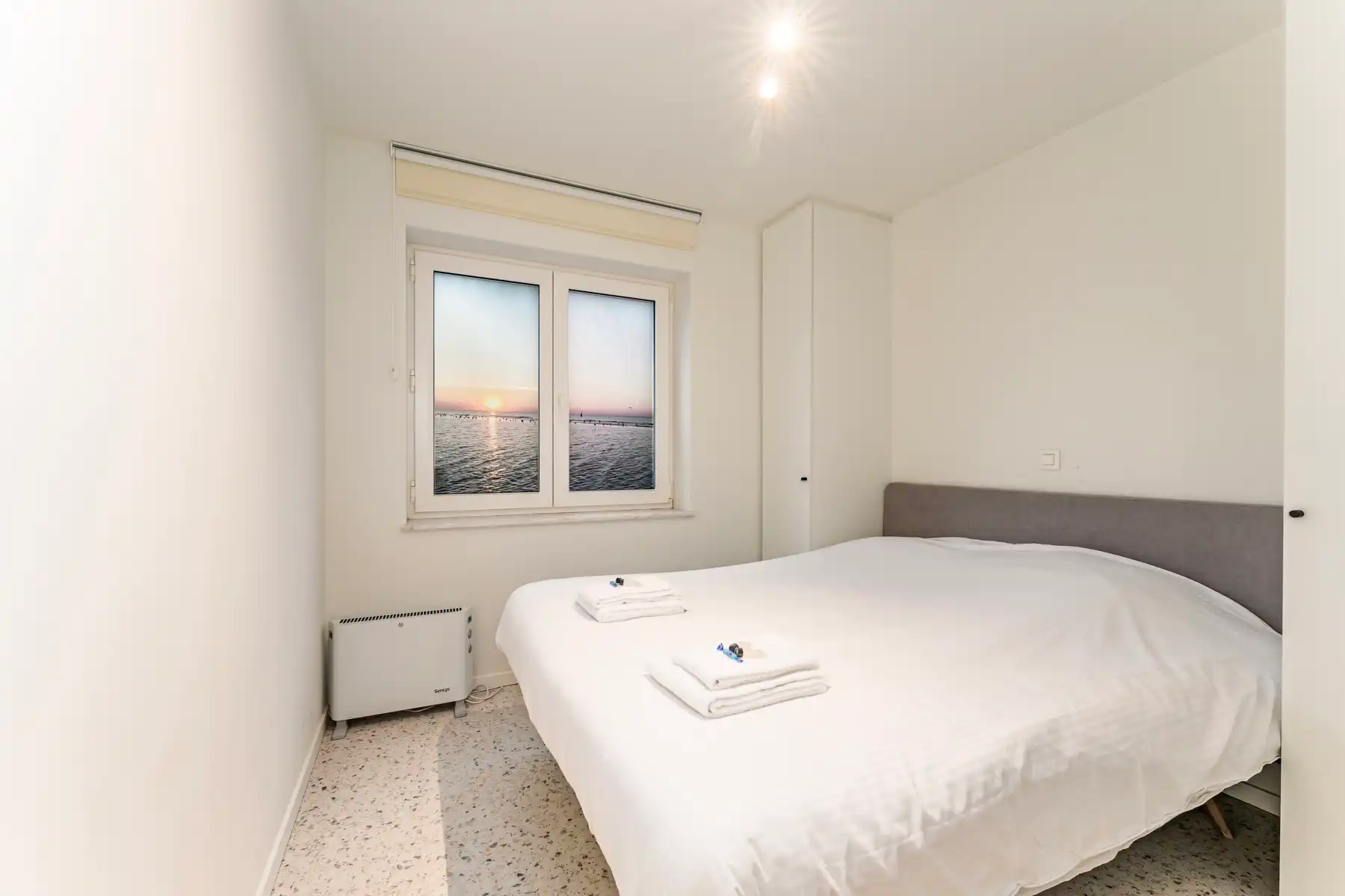 Stijlvol gerenoveerd appartement met zijdelings zeezicht foto 11