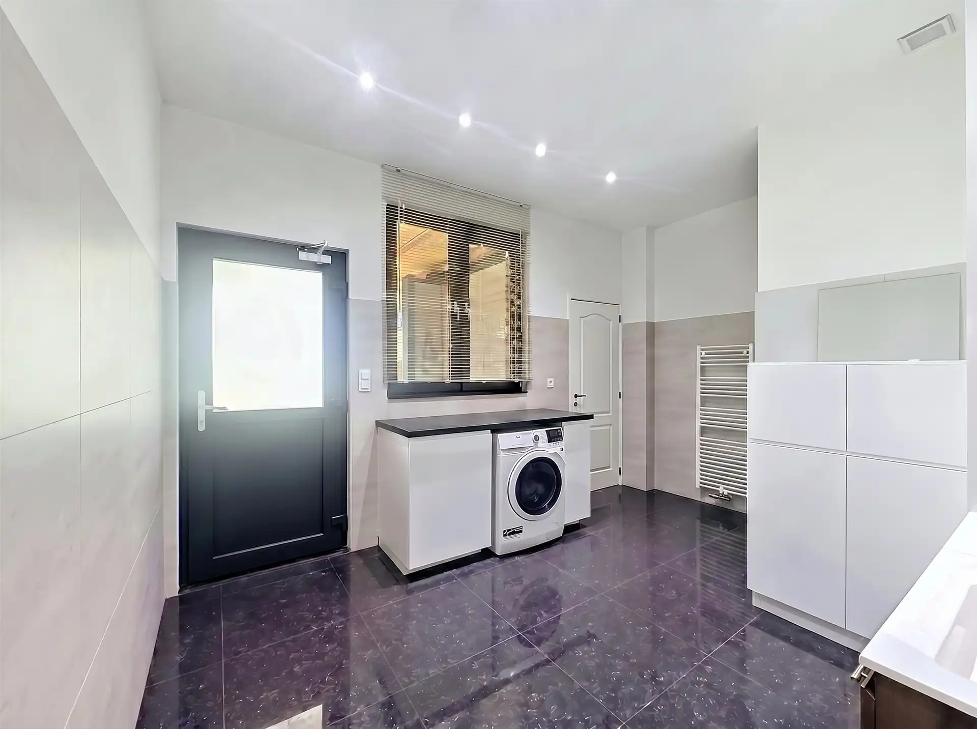 Prachtige instapklare woning met 6 slaapkamers en 2 badkamers! foto 8