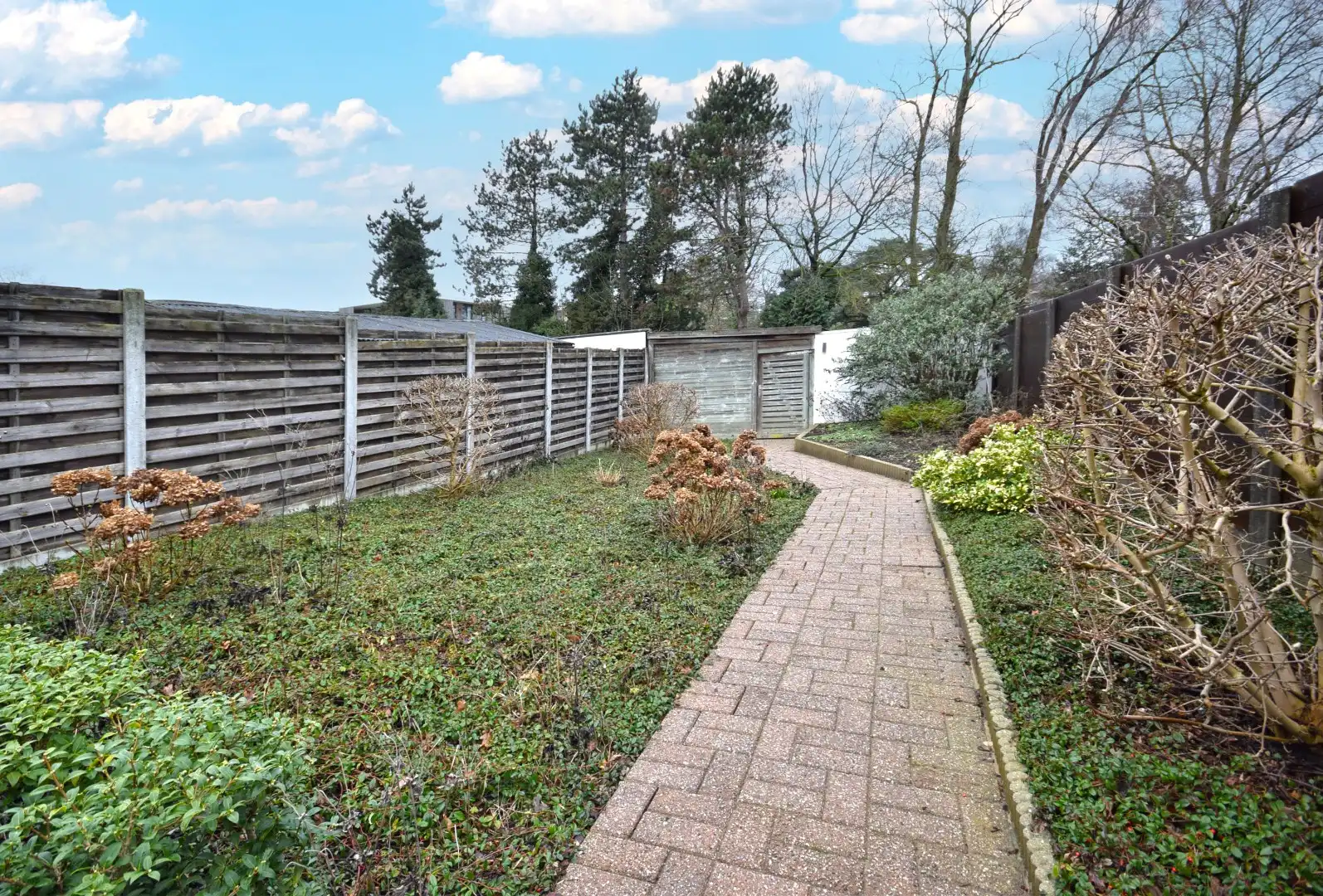 Charmante rijwoning met dubbele garage en ruime tuin in het centrum van Rumbeke foto 4