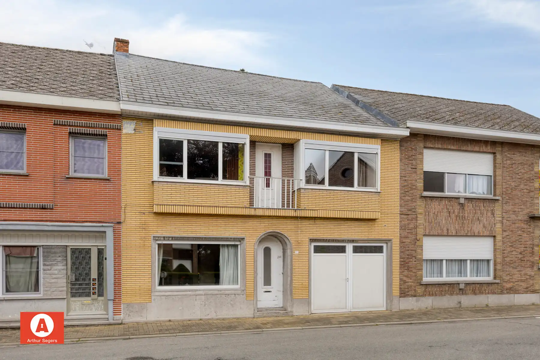 Ruime te renoveren woning met 4 slaapkamers foto 2