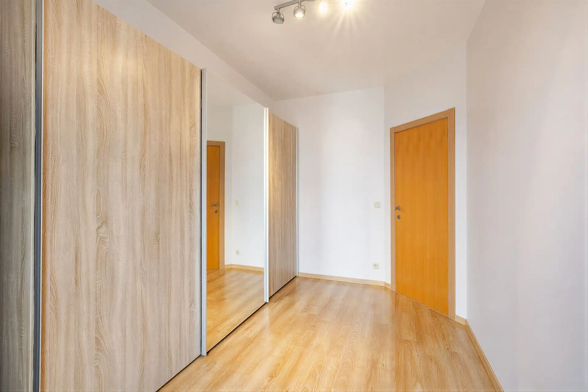Instapklaar gelijkvloers appartement met 2 slaapkamers, ruim terras en ondergrondse staanplaats in hartje Aalst foto 18
