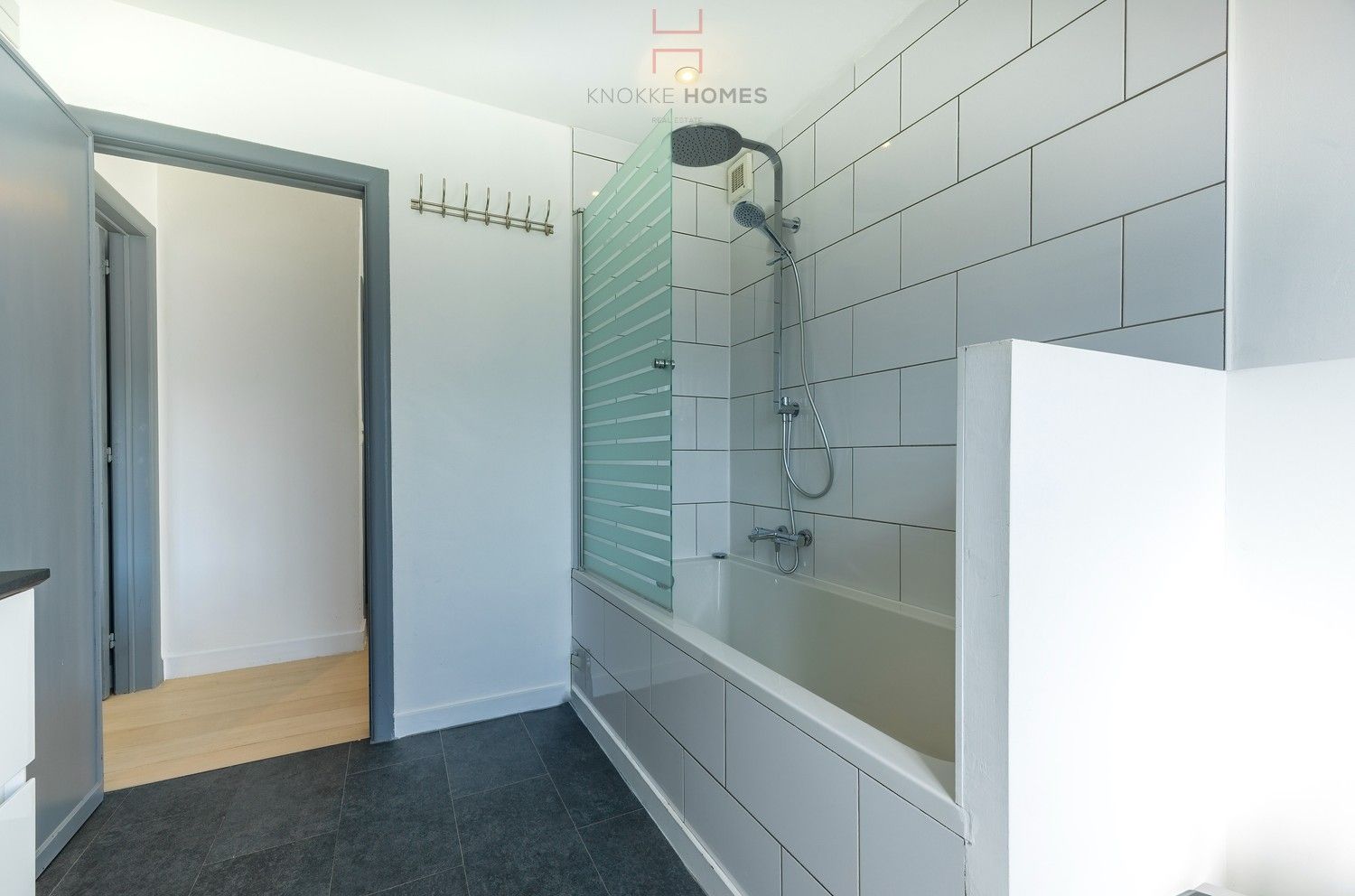 Instapklare halfopen woning in Oud-Knokke met 3 slaapkamers en private parkeerplaats voor twee wagens foto 26