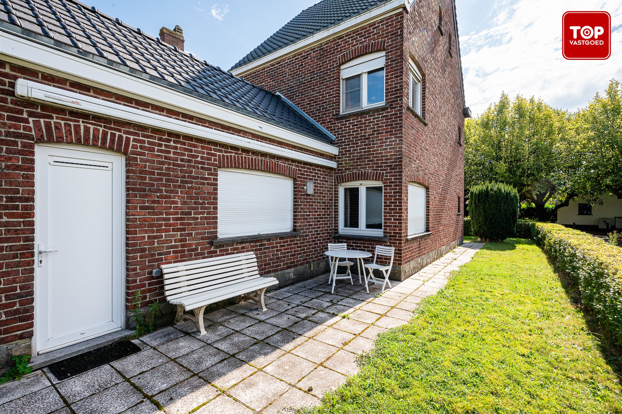 Te renoveren vrijstaande woning met zuidwest gerichte tuin foto 2