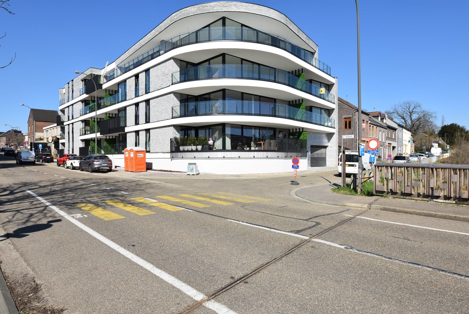Stijlvol appartement op de tweede verdieping met prachtig uitzicht op het kanaal foto 2
