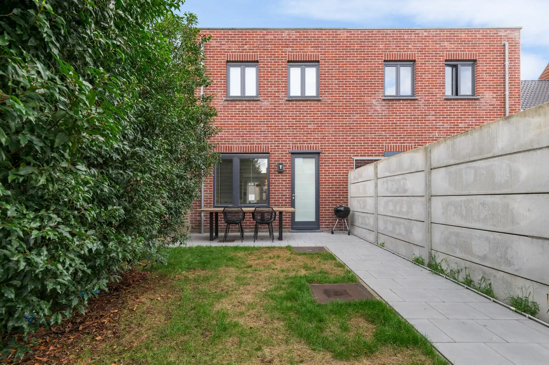 Recente woning op centrale ligging met 2 garages foto 8