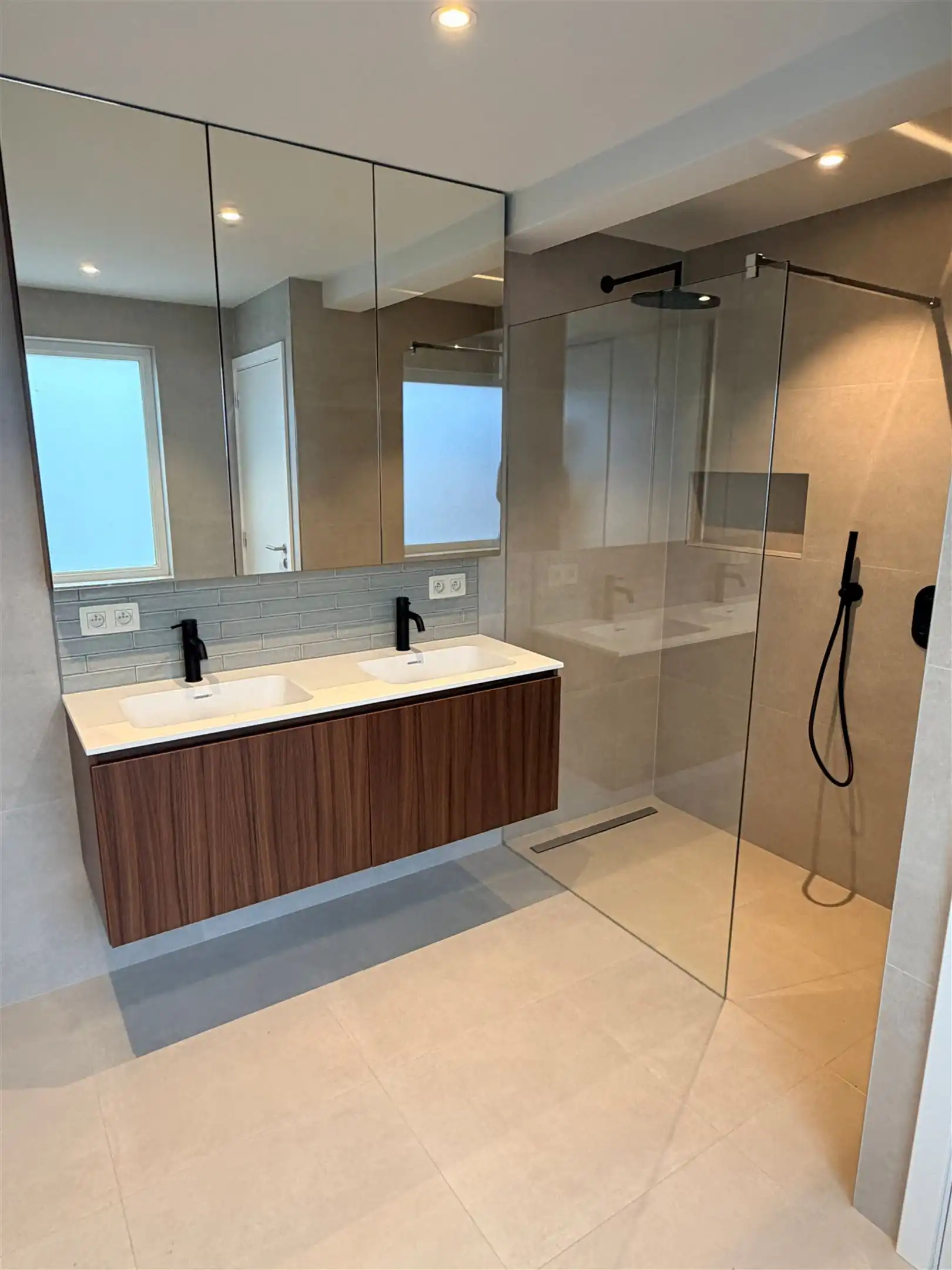 Woning in nieuwstaat, 3 slaapkamers, met tuin en garage foto 9