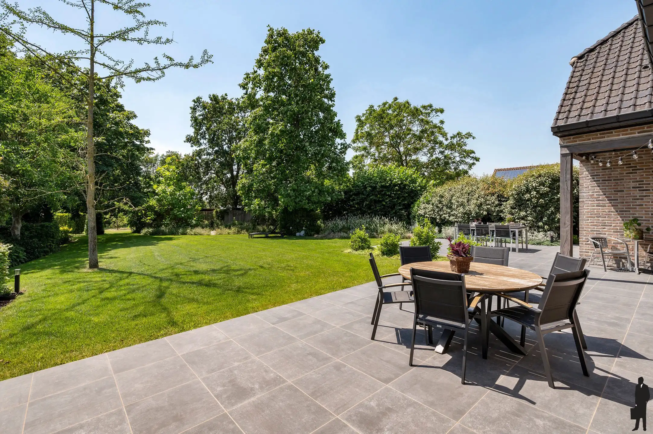 Ruime vrijstaande villa met 4 slaapkamers, inpandige garage en zuidgerichte tuin op een perceel van 2.957 m². foto 3
