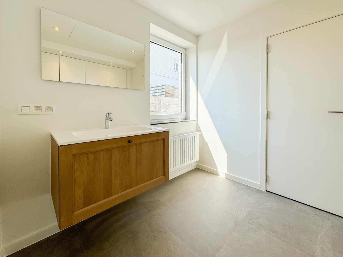 Volledig vernieuwde halfopen bebouwing langs kanaal Plassendale-Nieuwpoort in Leffinge! foto 12