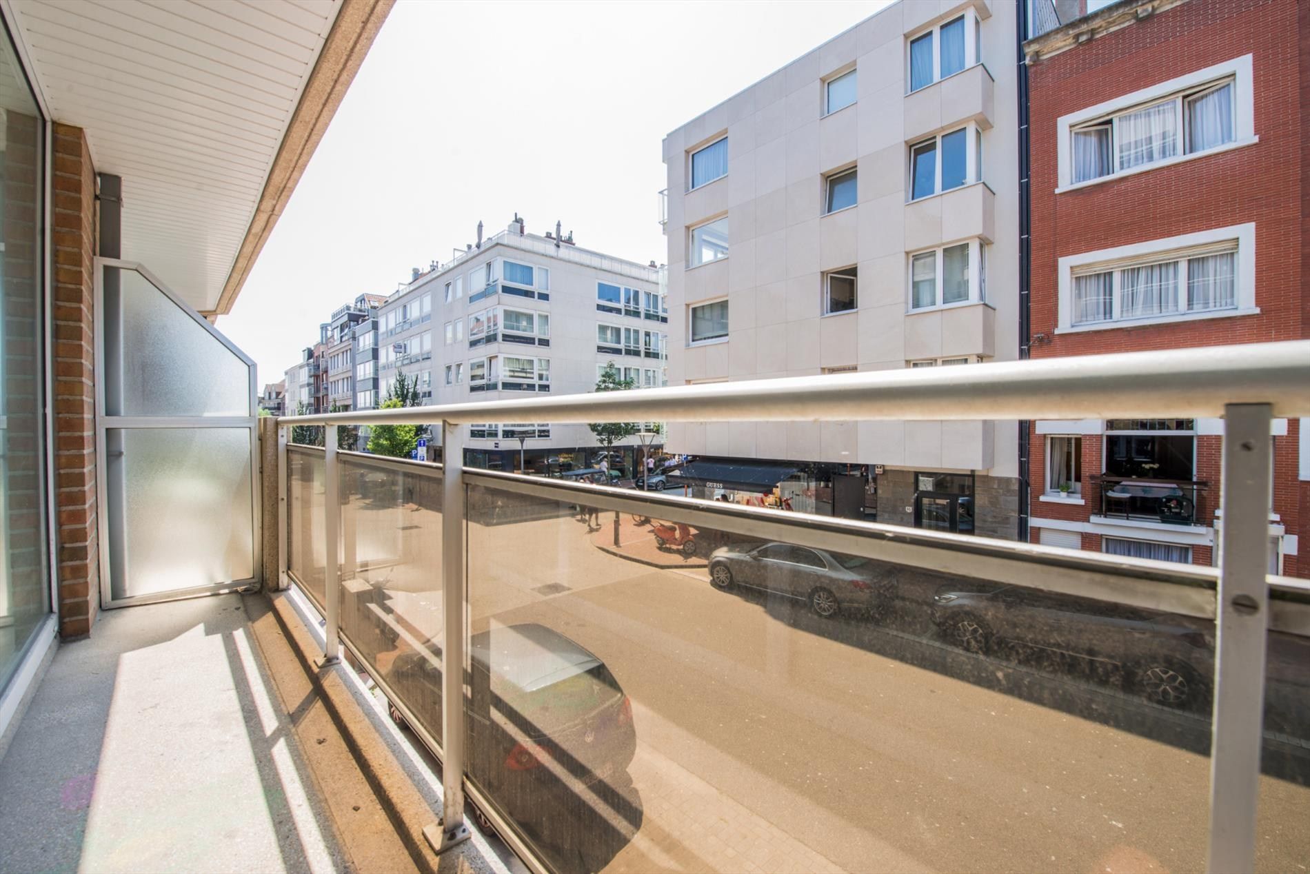 Appartement met zijdelings zeezicht  en zicht op de Kustlaan en met een ruim terras. foto 8