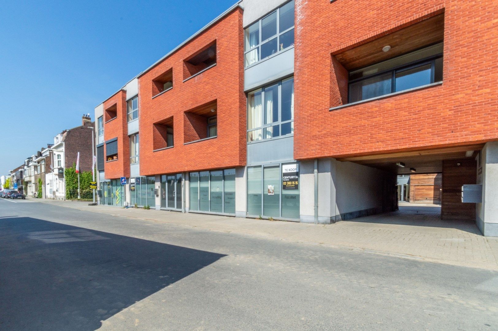 Ruime gelijkvloerse praktijk-, kantoor- en/of commerciële ruimte! foto 8