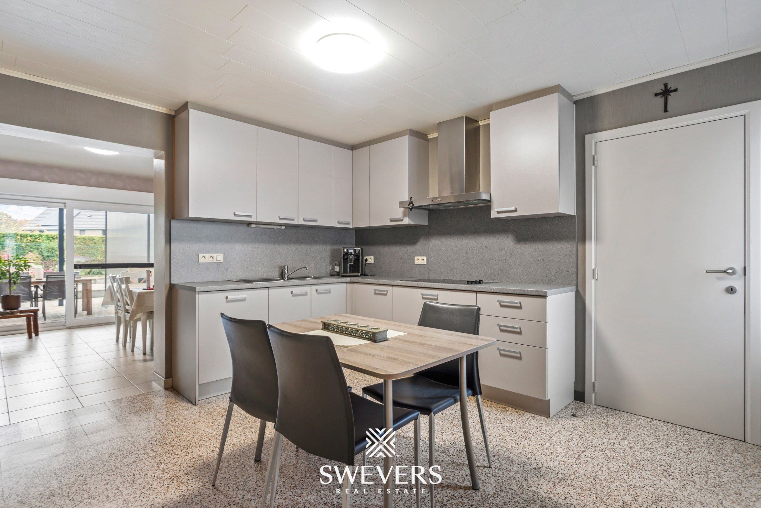 Gezellige gezinswoning met overdekt terras en zuidwestgerichte tuin te Hoepertingen foto 2