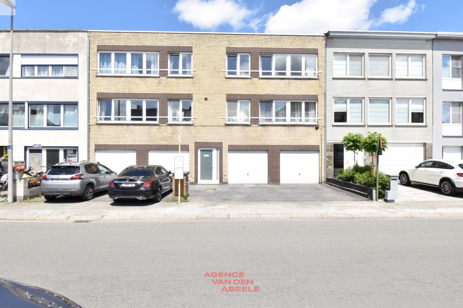 Building bestaande uit 5 appartementen en 4 garages nabij de Damse Vaart foto {{pictureIndex}}