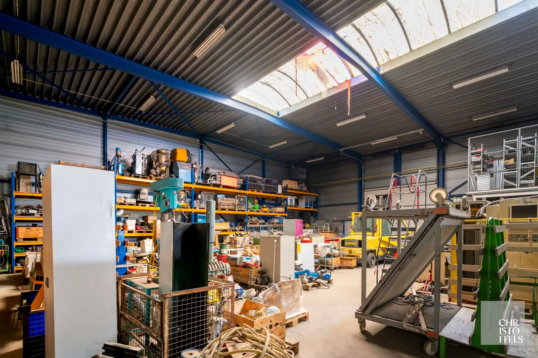 Functioneel bedrijfsgebouw op 4.445m² met magazijn/werkplaats (1.231 m²) en kantoorruimtes (197 m²) nabij de E314 foto 9