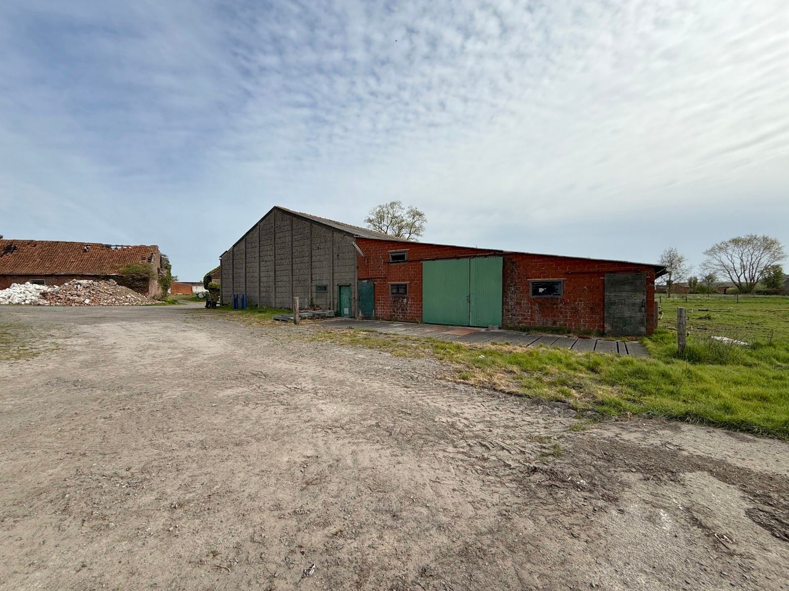 Te renoveren hoeve met woning en verschillende bijgebouwen foto 5
