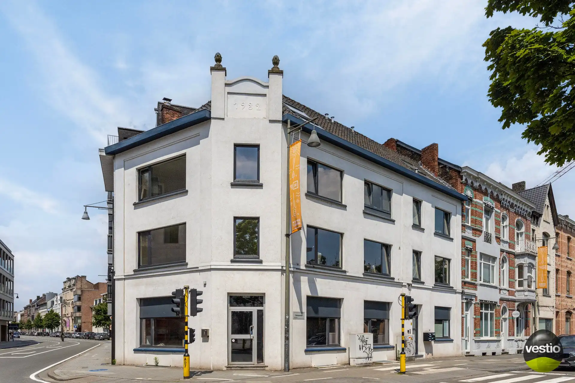 Opbrengstgebouw met 8 studentenkamers en gelijkvloerse handelsruimte in centrum Hasselt foto {{pictureIndex}}