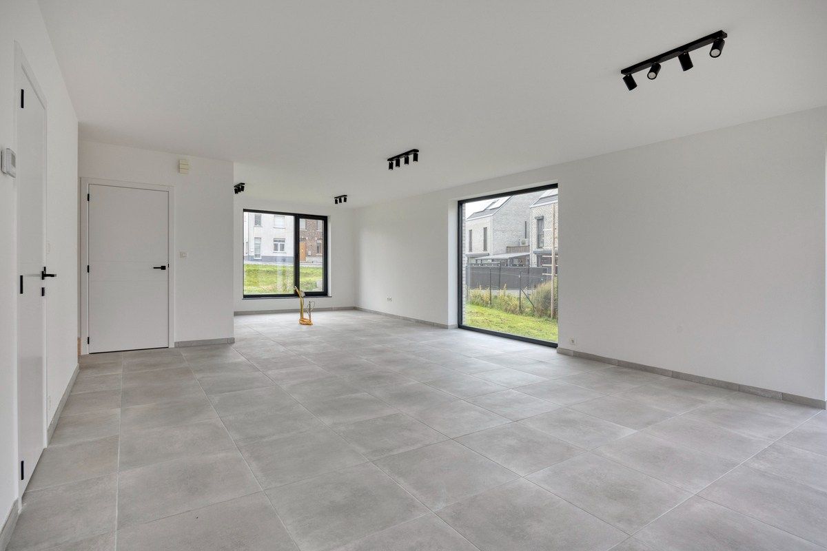 Energiezuinige woning met garage, zonnepanelen,... foto {{pictureIndex}}