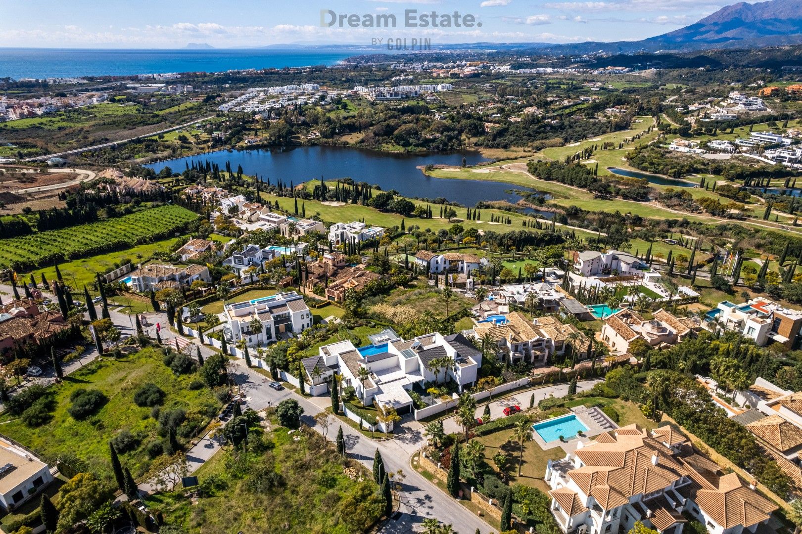 Prachtige villa met panoramisch uitzicht op zee te Los Flamingos Golf Resort, Benahavis. foto {{pictureIndex}}