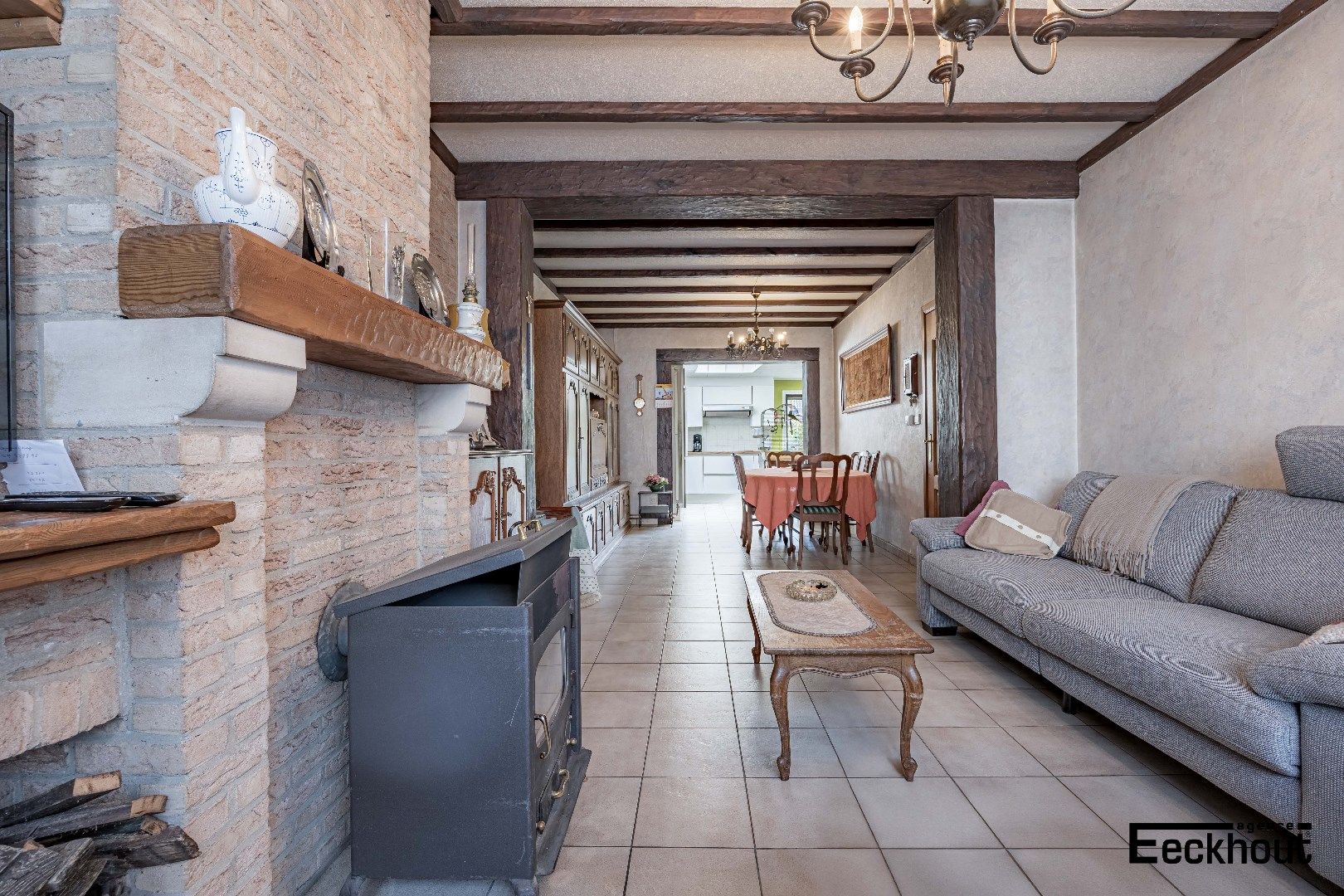 Rijwoning met garagebox en zonnige tuin op gunstige ligging te Oudenburg! foto 9