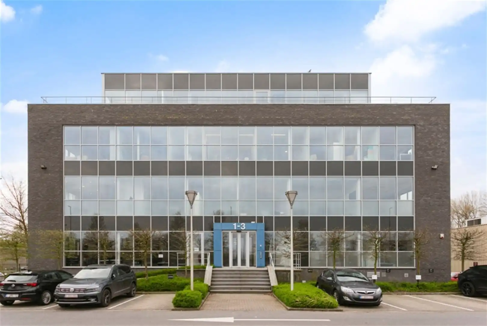 Kantoorgebouw aan de Watersportbaan foto 2