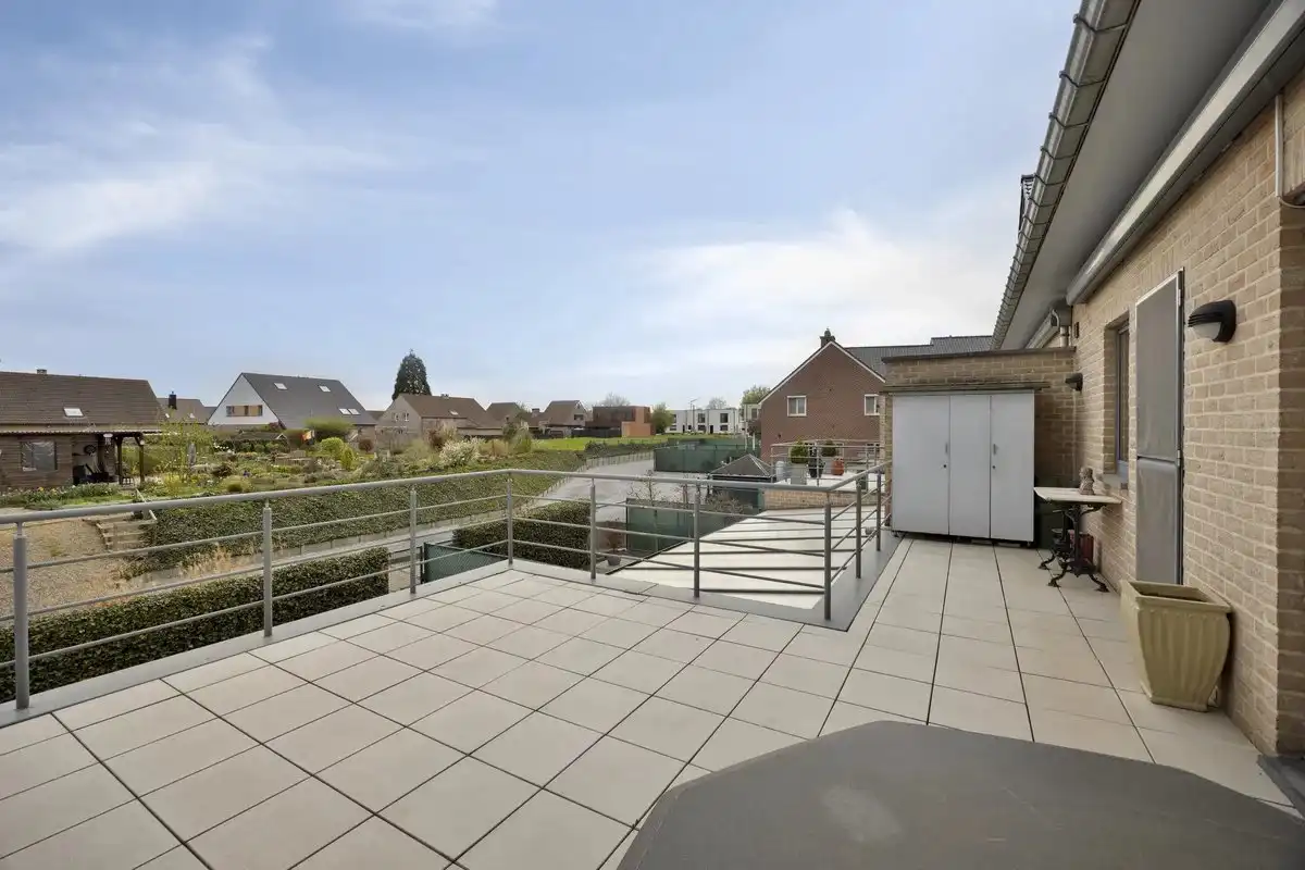 LICHTRIJK APPARTEMENT VAN 92M²  MET TWEE SLPK'S EN UNIEK TERRAS VAN 27M² IN KESSELT foto 3