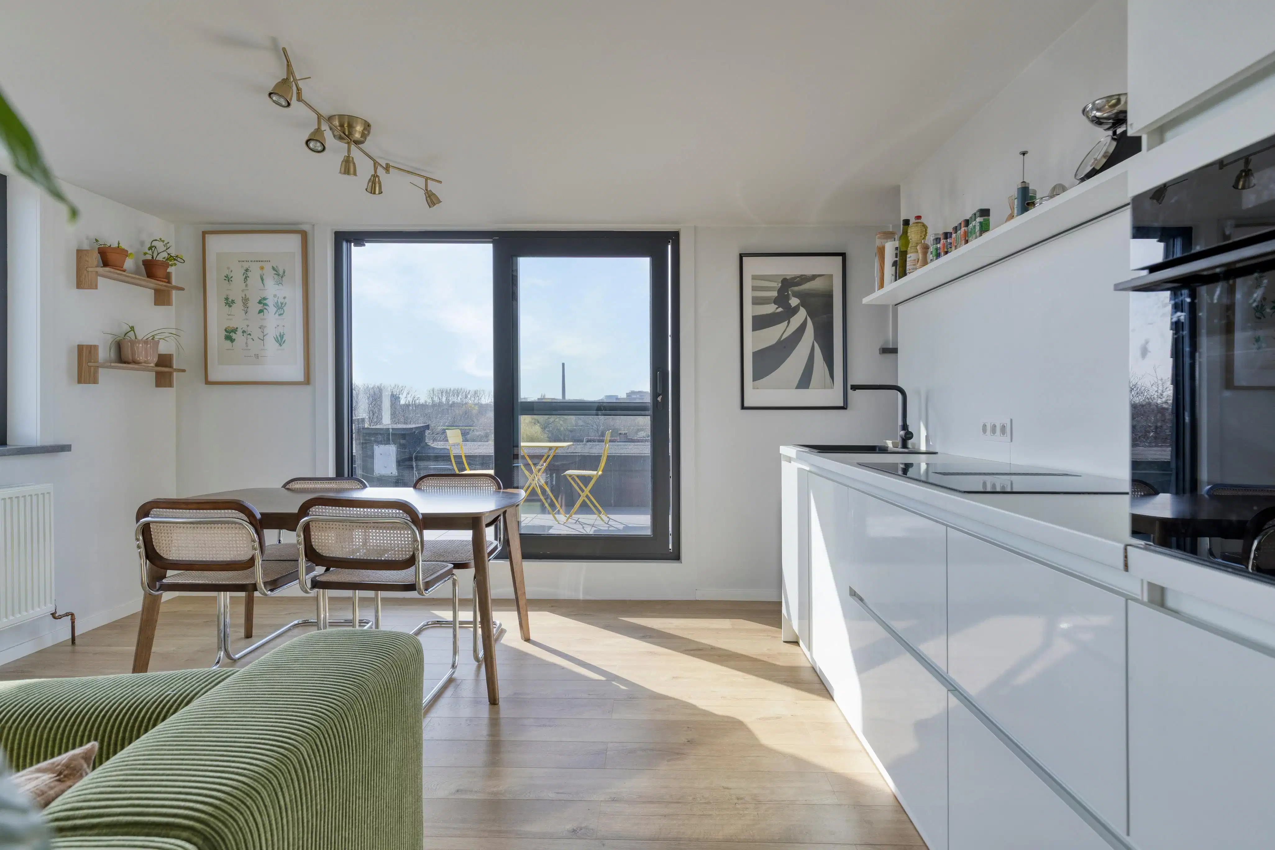 Instapklaar dakappartement met zonneterras in Merelbeke foto {{pictureIndex}}