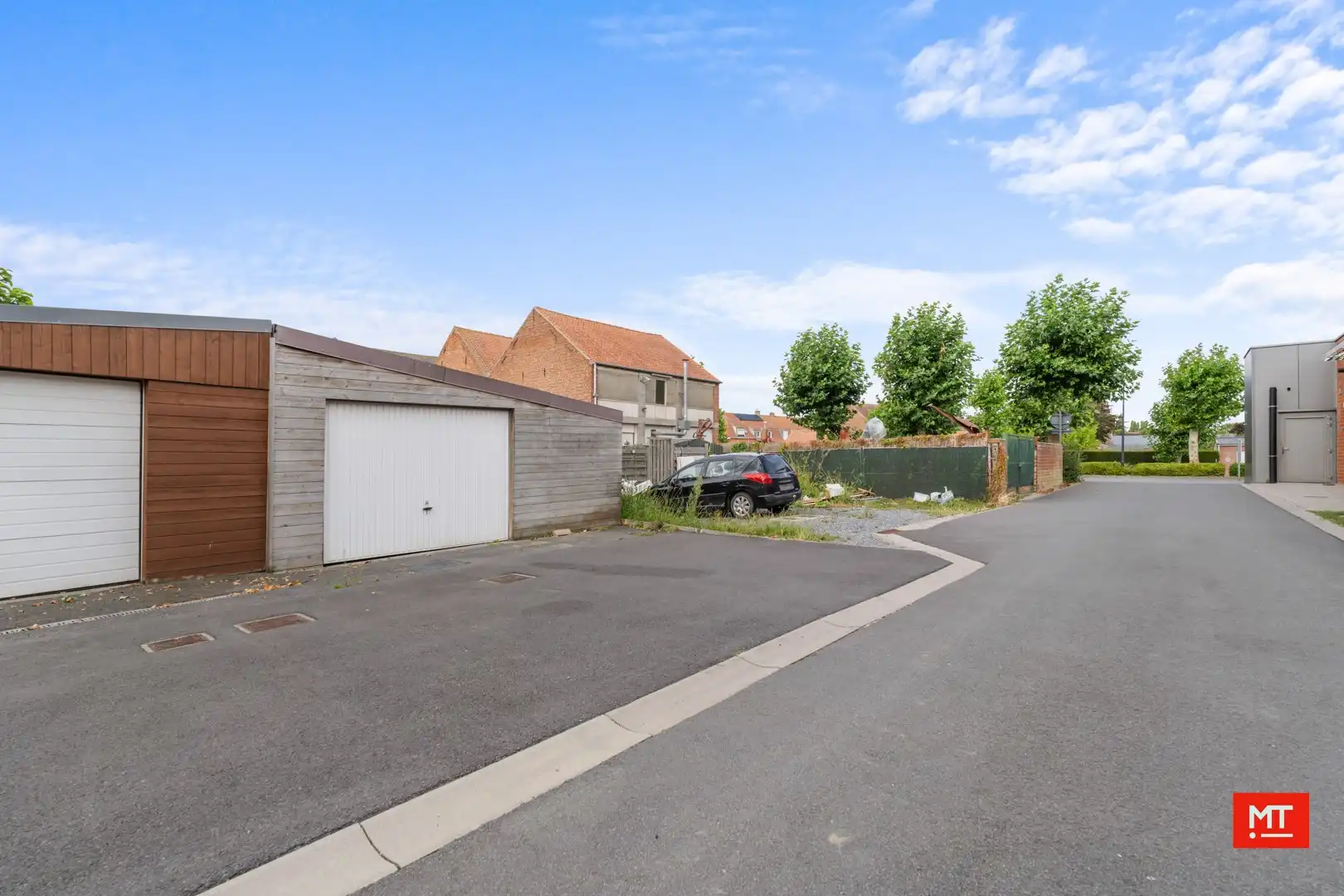 Bijzonder ruime woning met opslagruimte, dubbele garage en uitweg in centrum Langemark foto 3