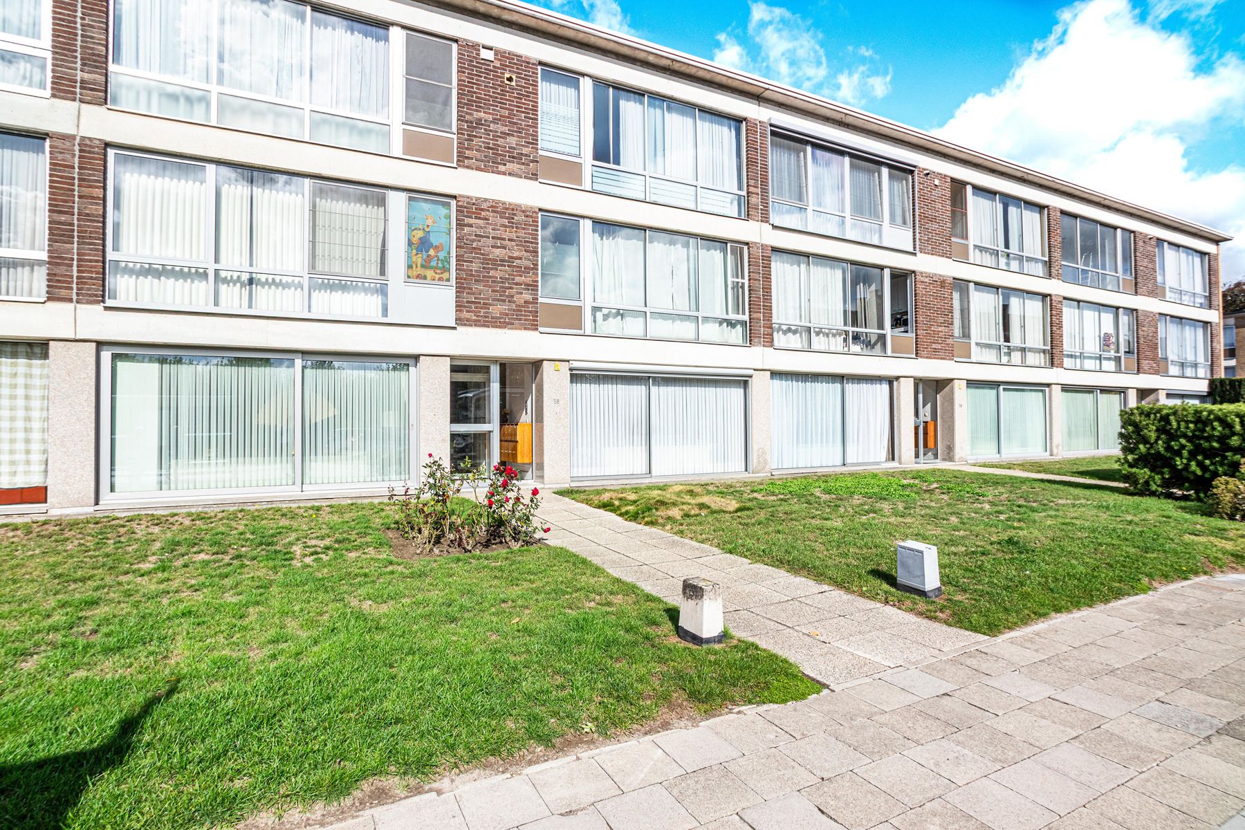 Ruim 2-slaapkamer appartement met garage en potentieel foto 18