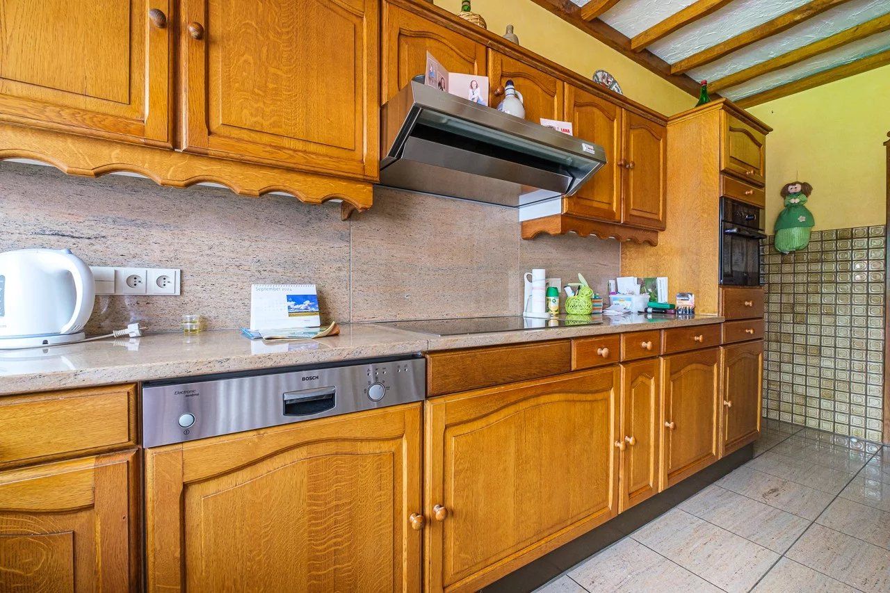 Ruime, op te knappen villa met handelsruimte foto 12