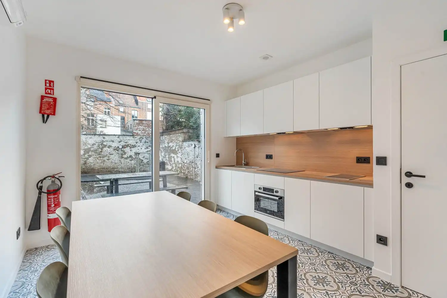 TOTAALRENOVATIE - Goed gelegen en gemeubelde studentenkamer met eigen sanitair (wc, douche & wastafel)! foto 5