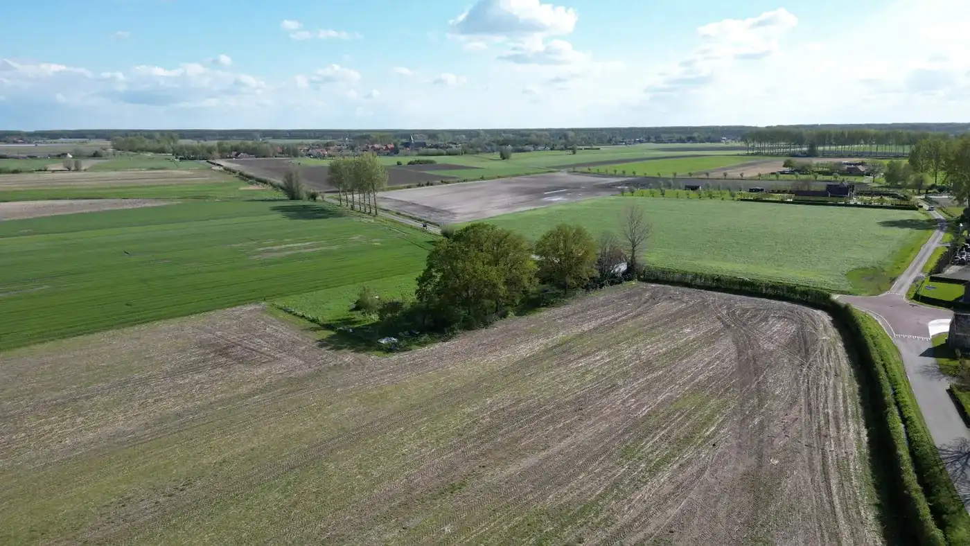 Bouwgrond met vergunning op 2,4 Ha van een villa met landelijke schuur foto 5