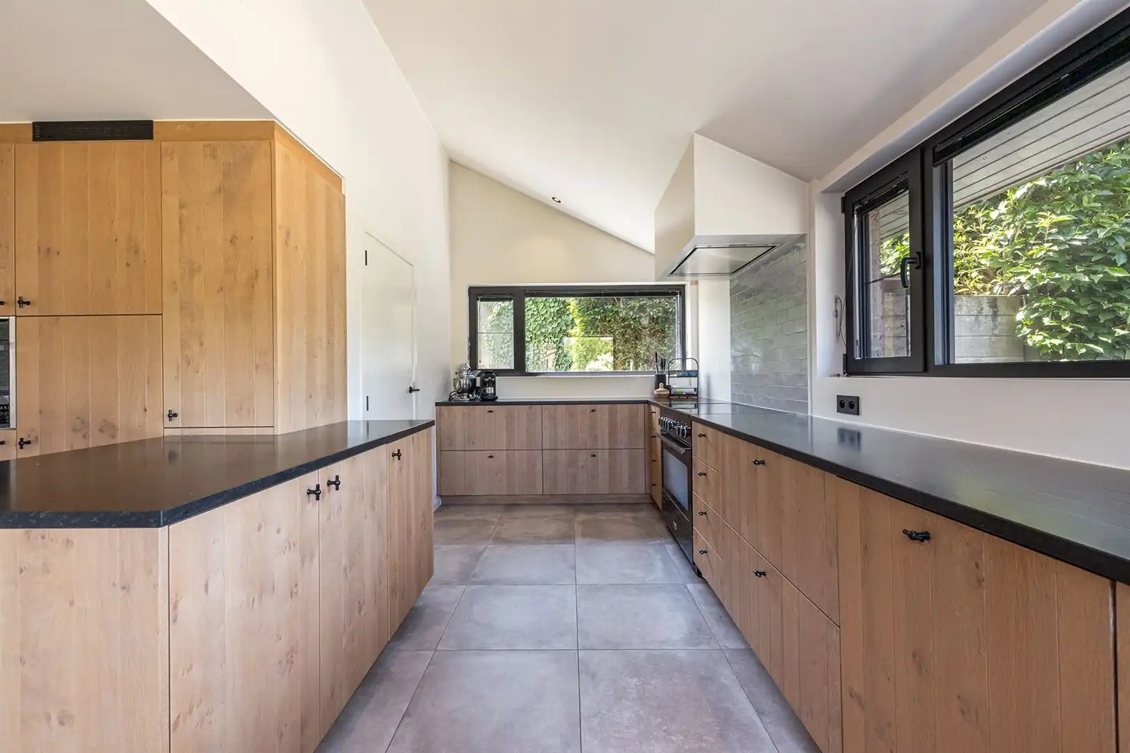 Stijlvol gerenoveerd wonen met prachtige zwemvijver foto 9