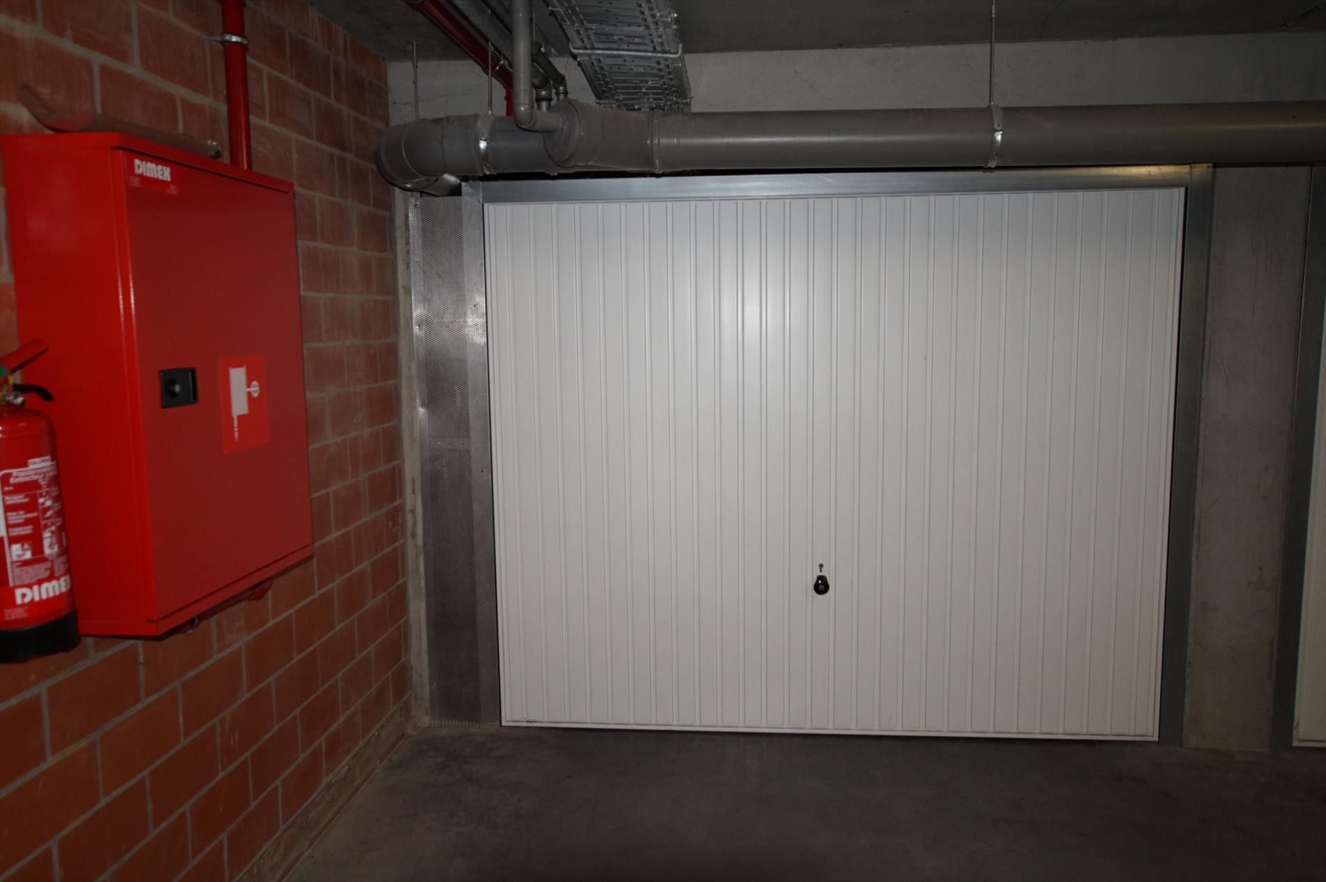 RUIME garage centraal gelegen foto 4