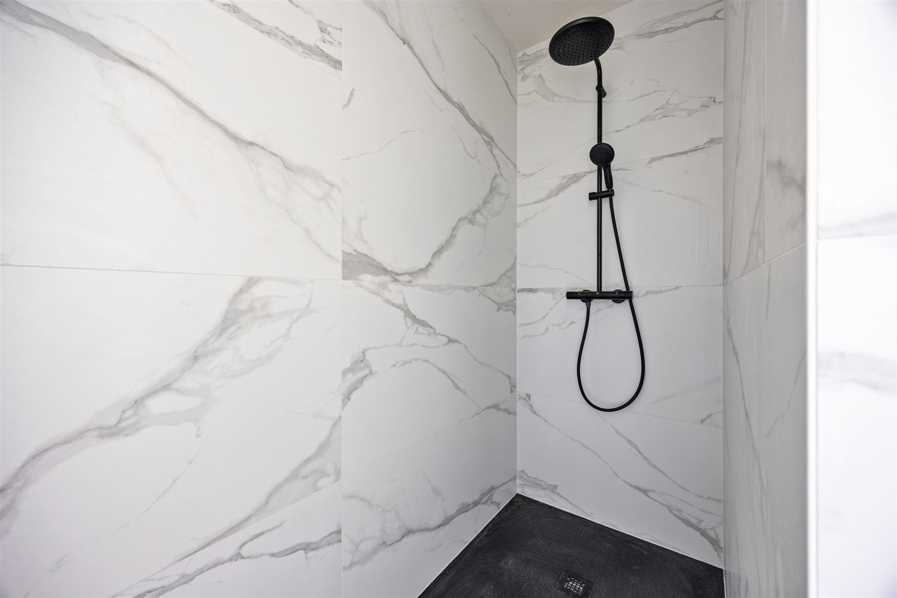 Uitzonderlijke nieuwbouwwoning in landelijke stijl foto 16