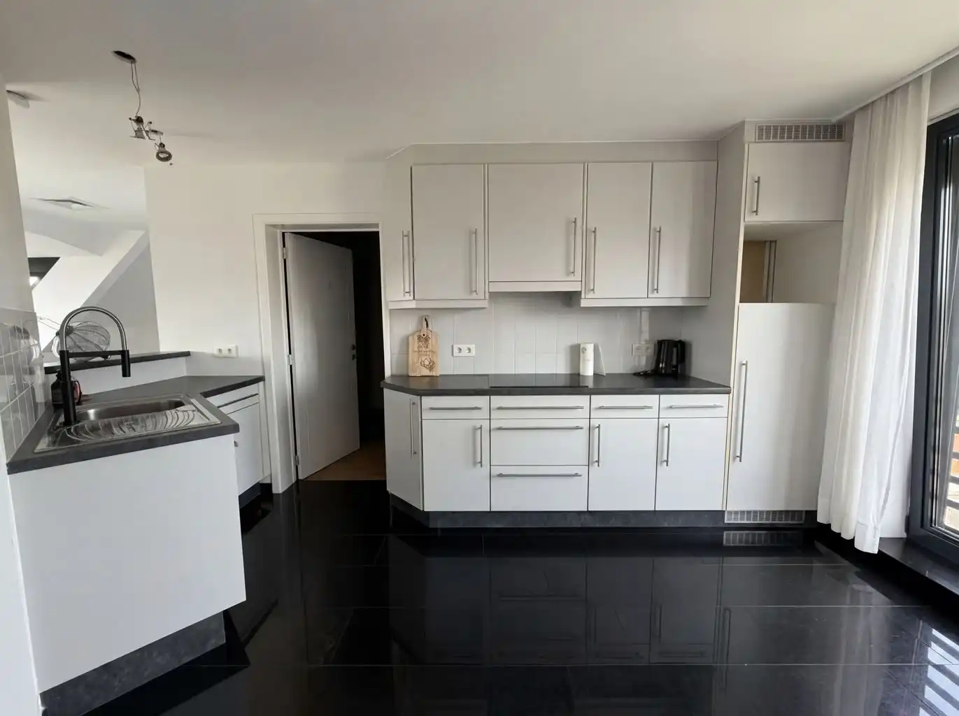 Zeer ruim en stijlvol 1-slaapkamer appartement met extra polyvalente ruimte en terrasje in het centrum van Neeroeteren.  foto 7