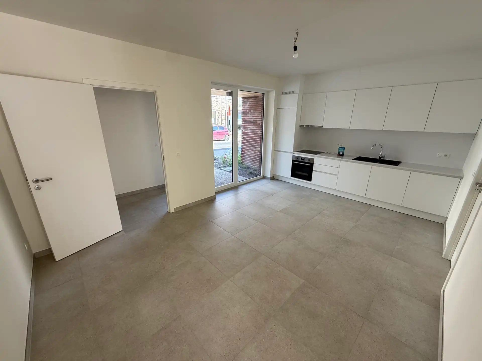Nieuwbouwwoning met 3 slaapkamers, tuin en carport foto 2