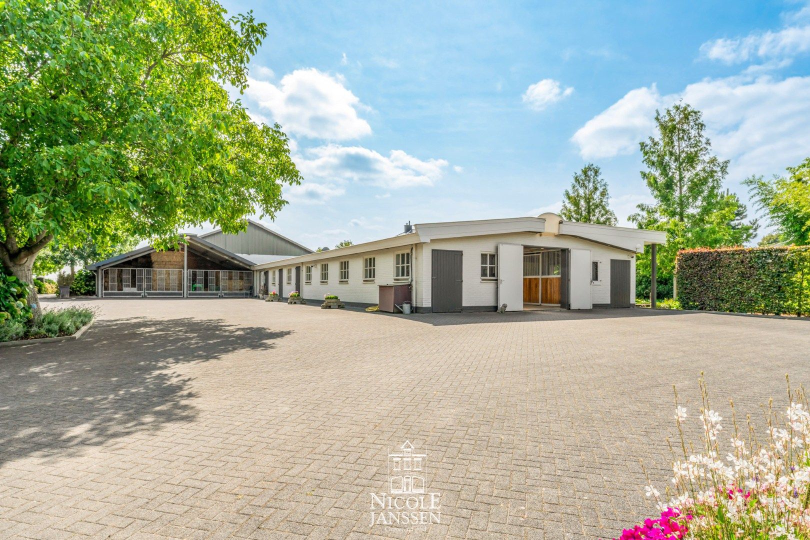 Moderne riante woning met paardenstallen en uitgestrekte weiden foto 28