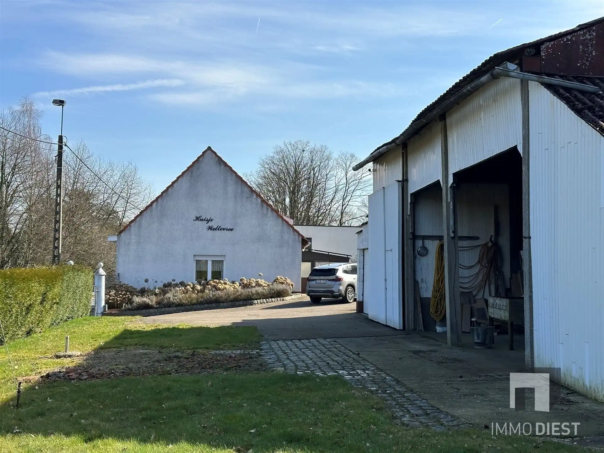 Woning met grote garage en stalling foto 28
