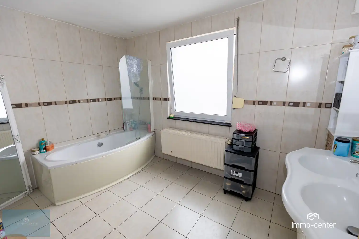 Ruime open bebouwing met westgerichte tuin in Genk foto 15